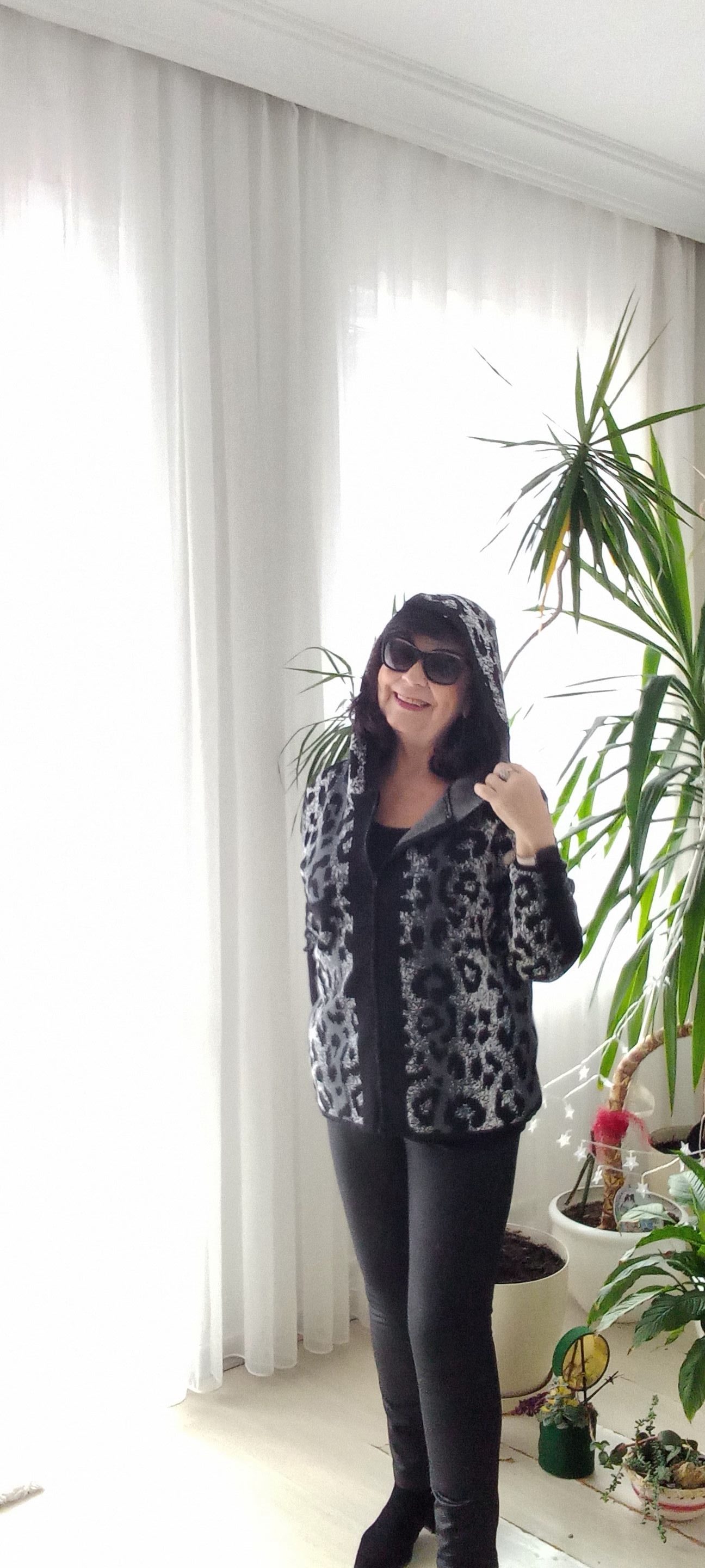 Siyah  Leopar Desenli Kapşonlu Fermuarlı Hırka