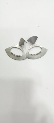 Gümüş Rengi Üstü Taşlı Sandal Modeli Küpe