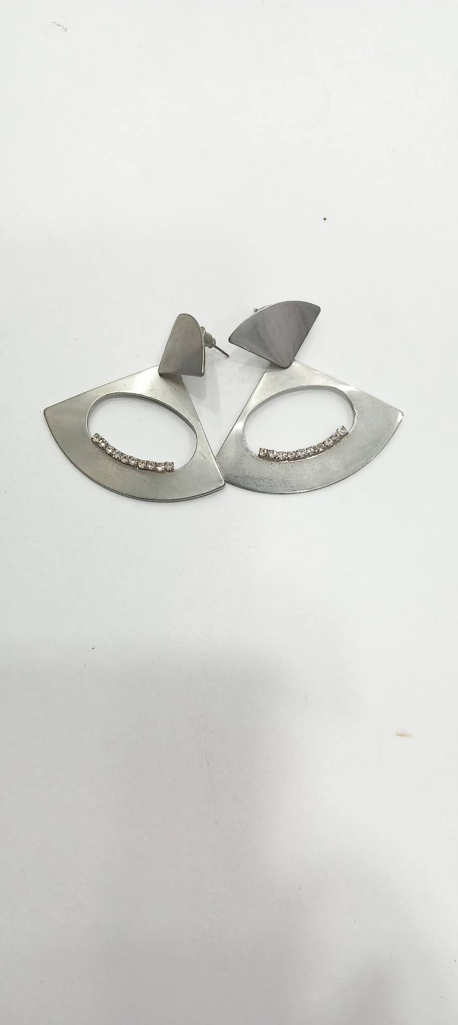 Gümüş Rengi Üstü Taşlı Sandal Modeli Küpe