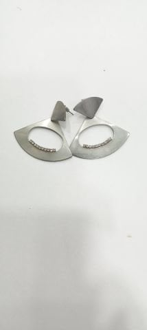 Gümüş Rengi Üstü Taşlı Sandal Modeli Küpe