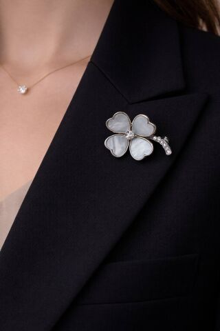 Yonca Modeli Sedefli Yaka İgnesi