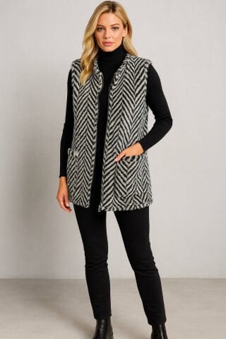 Siyah Beyaz Diagonal Çizgili Fermuarlı Yelek – Dinamik ve Modern Bir Dokunuş