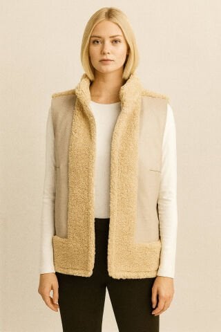 Kemik Rengi Deri & Kürk Detaylı Yelek – İki Doku, Tek Şıklık