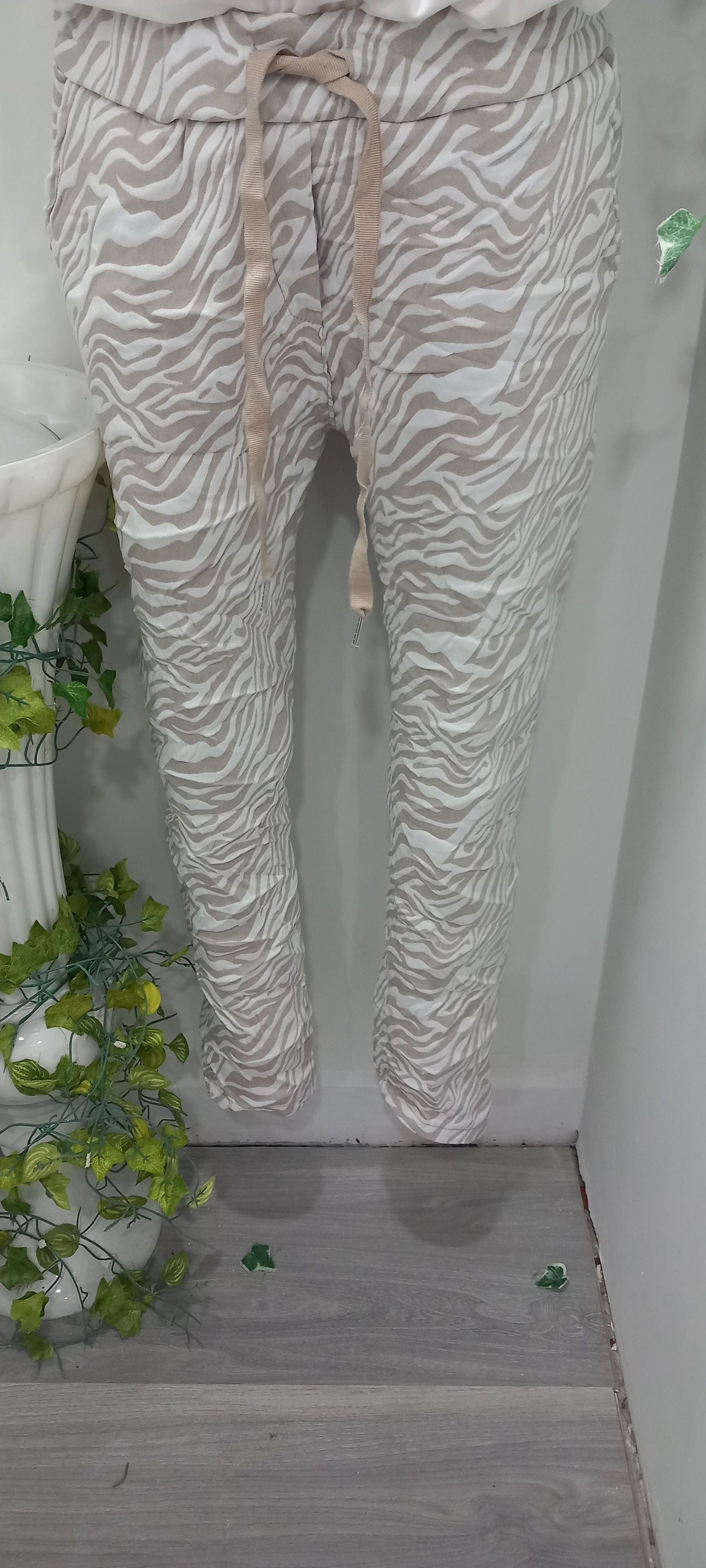 Beyaz Bej Rengi Zebra Desenli Likralı Pantalon