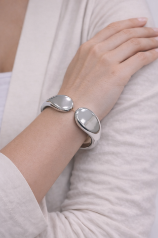 Amorf, Zarif Gümüş Görünümlü Şık Bileklik