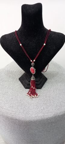 Dogal  Taşlı Bordo Kristal Boncuklu  Püsküllü Kolye