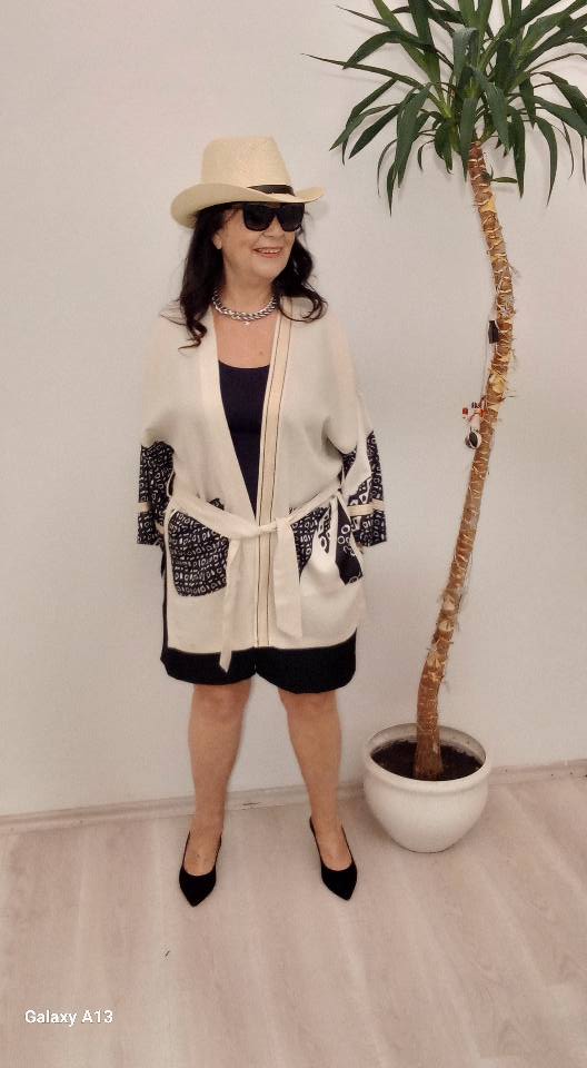 Büyük Beden Bej Siyah Desenli Kimono Modeli Ceket
