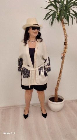 Büyük Beden Bej Siyah Desenli Kimono Modeli Ceket
