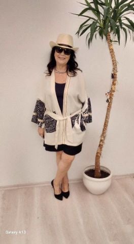 Büyük Beden Bej Siyah Desenli Kimono Modeli Ceket