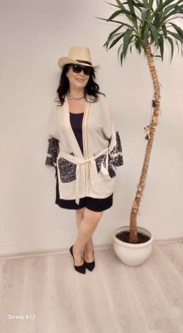 Büyük Beden Bej Siyah Desenli Kimono Modeli Ceket