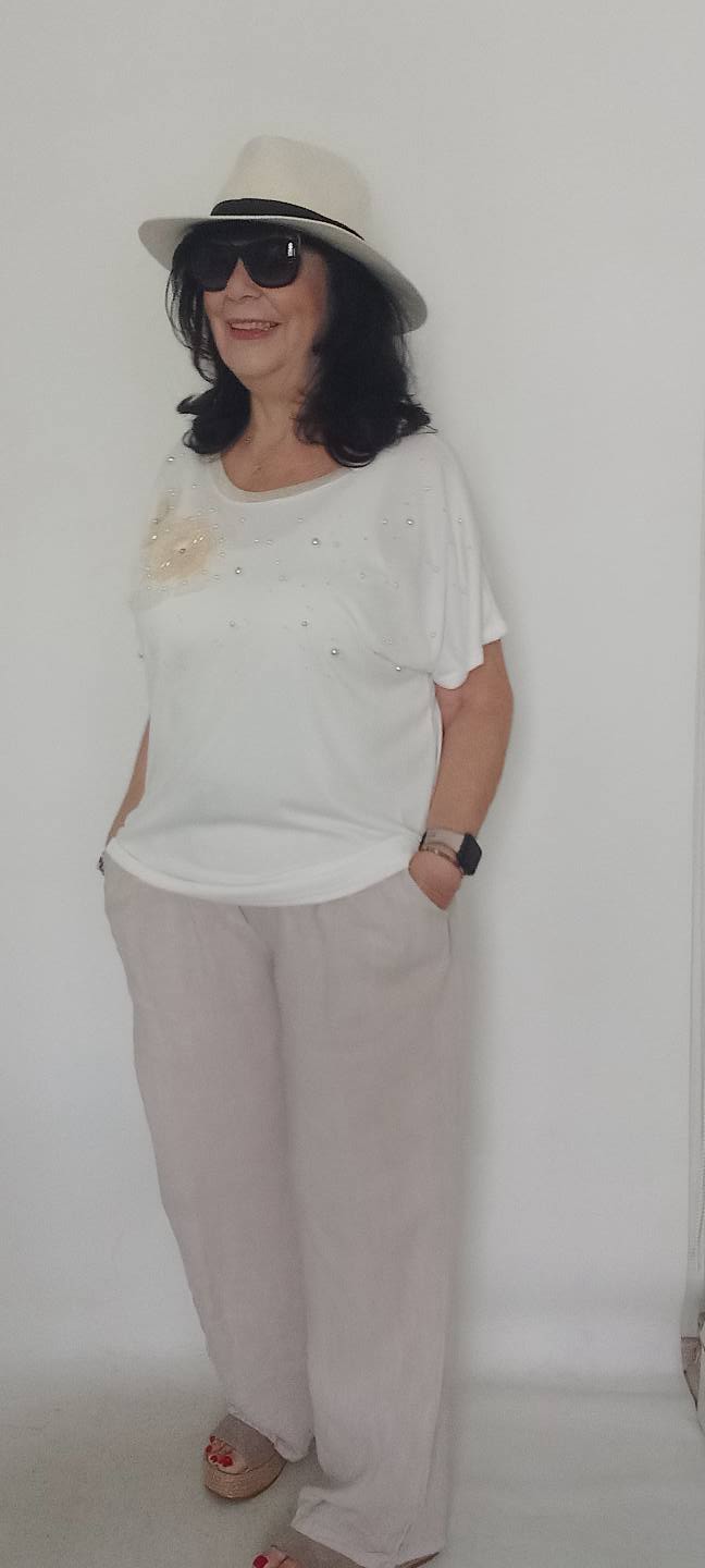 İtalyan Beyaz Üstünde Bej Rengi Organze Çiçekleri İncilerle süslenmiş bluz