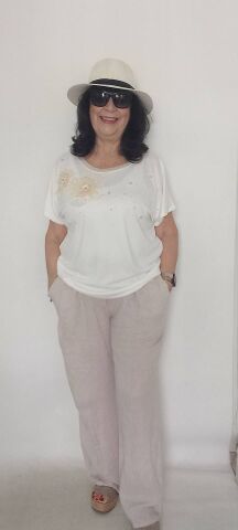 İtalyan Beyaz Üstünde Bej Rengi Organze Çiçekleri İncilerle süslenmiş bluz