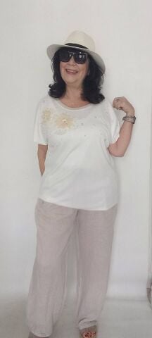 İtalyan Beyaz Üstünde Bej Rengi Organze Çiçekleri İncilerle süslenmiş bluz