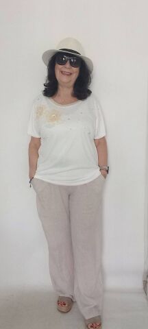 İtalyan Beyaz Üstünde Bej Rengi Organze Çiçekleri İncilerle süslenmiş bluz