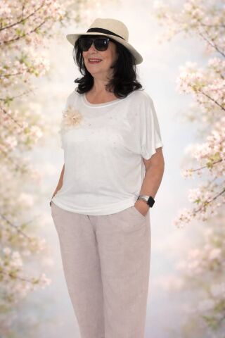 İtalyan Beyaz Üstünde Bej Rengi Organze Çiçekleri İncilerle süslenmiş bluz