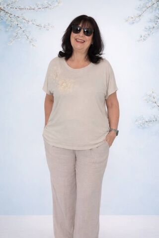 İtalyan Bej Üstünde Beyaz Rengi Organze Çiçekleri İncilerle İşlenmiş Bluz