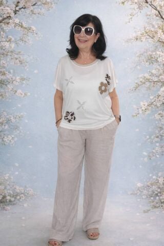 Beyaz Önünde Çiçek Aplikeli  Leopar Desenli