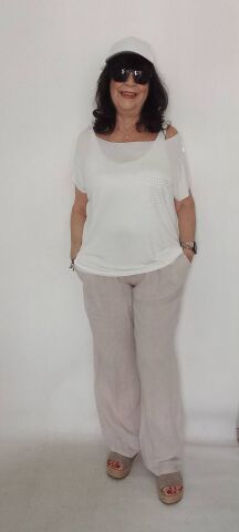 Beyaz Cebi Taşlı Sade Penye Bluz