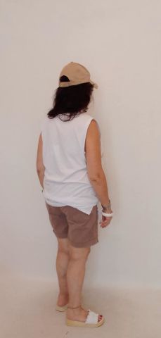 Beyaz İtalyan Önü Keten Arkası Penye Yuvarlak Yaka Düşük Kol Önünde Agaç Desenleri Olan Bluz