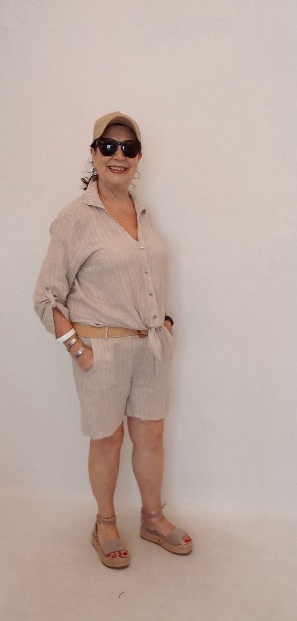 Bej Rengi Kendinden Çizgili Kollu Belden Baglı Şort Takım