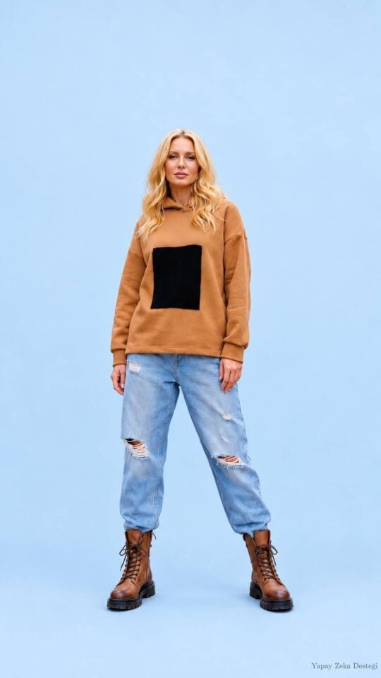 Camel Rengi Kapşonlu Önünde Siyah Panosu Olan Sweat