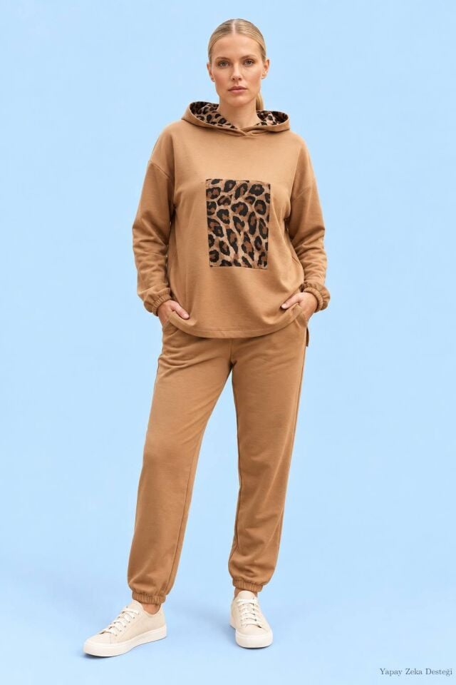 Camel Rengi Kapşonlu Önünde Siyah Panosu Olan Sweat