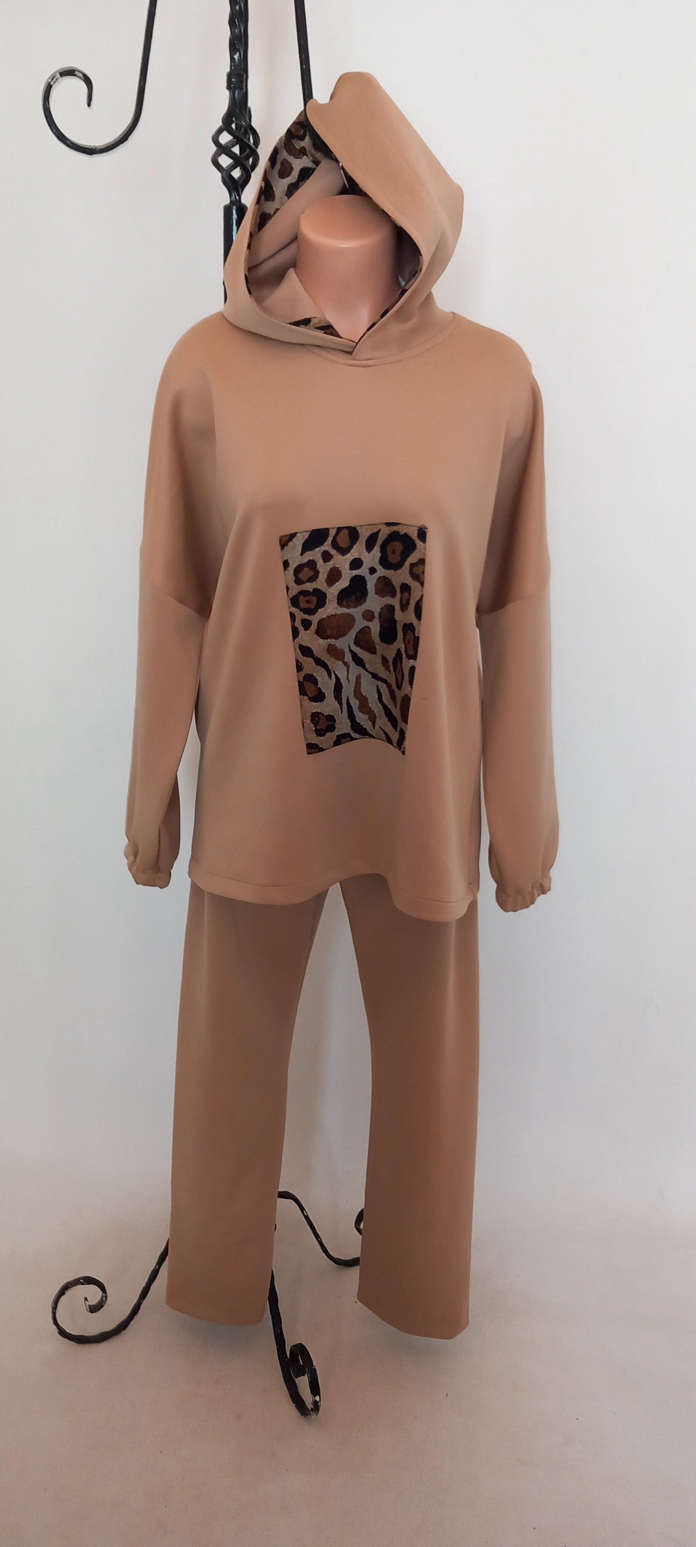 Camel Rengi Kapşonlu Önünde Leopar Panosu Olan  Swit