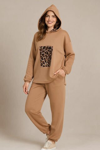 Camel Rengi Kapşonlu Önünde Leopar Panosu Olan Eşofman Takım