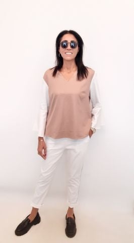 Bej Rengi Beyaz Volanlı Kollu  V Yaka Bluz