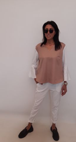 Bej Rengi Beyaz Volanlı Kollu  V Yaka Bluz