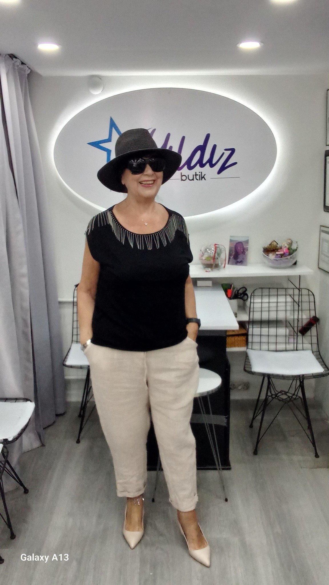 Siyah Kayık Yaka Yakasında Kısa Zincirleri Olan Viskon Bluz