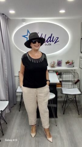 Siyah Kayık Yaka Yakasında Kısa Zincirleri Olan Viskon Bluz