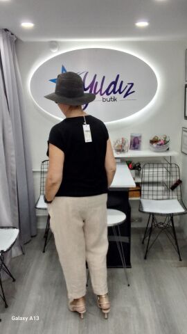 Siyah Kayık Yaka Yakasında Kısa Zincirleri Olan Viskon Bluz