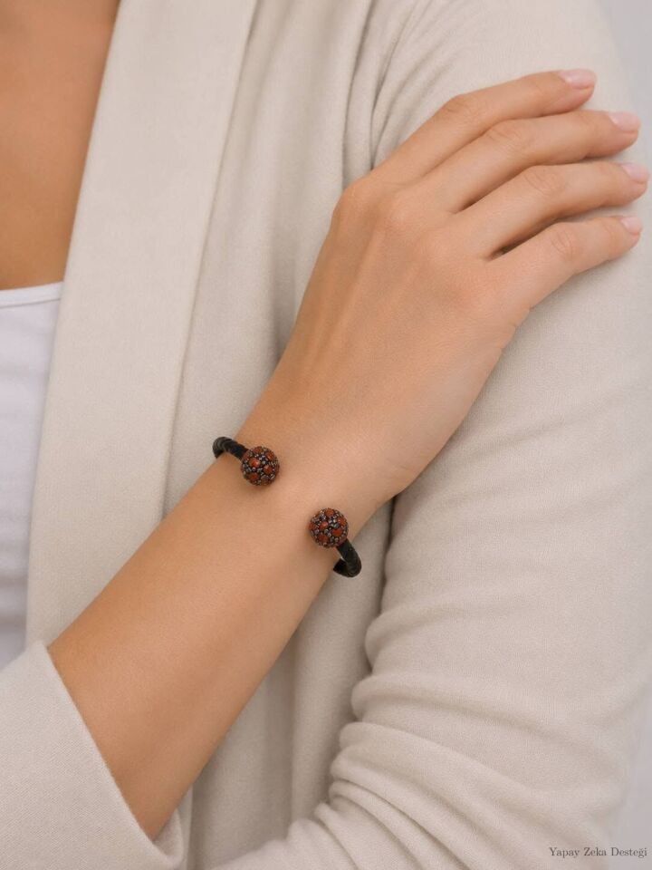 Taba Toplu Siyah Deri Bilekli