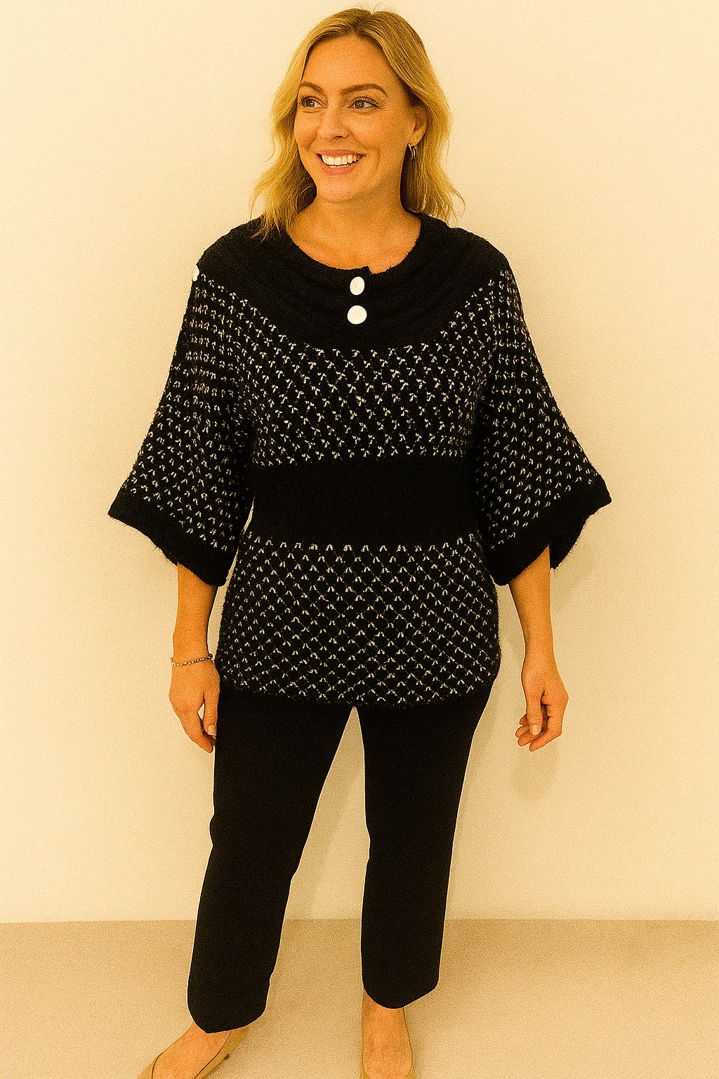 Siyah Üstü Puantiye Beyaz Dügmeli Triko