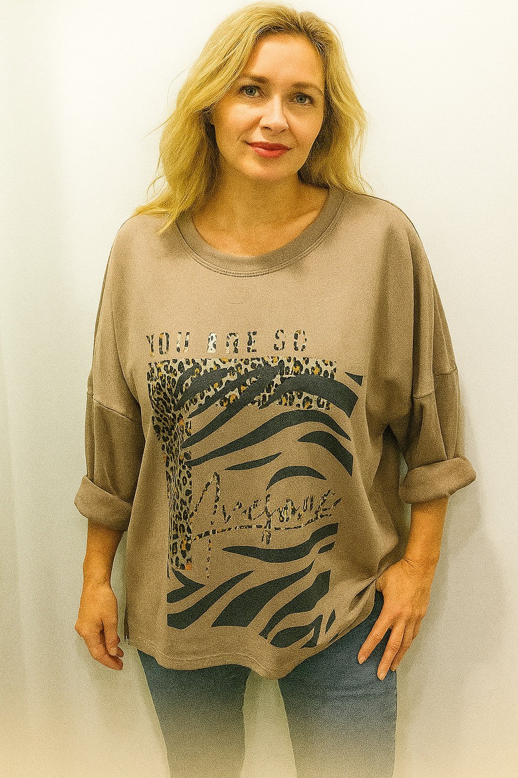 İtalyan  Büyük Beden Üstü Yazılı  Bel Rengi Yuvarlak Yaka Swet