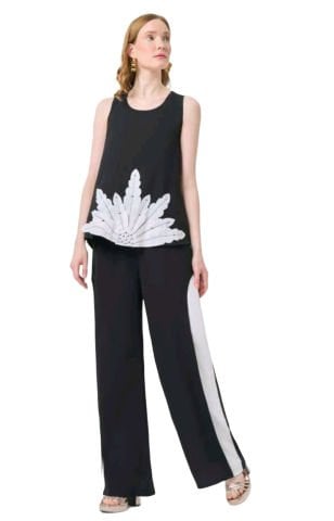 Siyah İpek  Önünde Özel Aplikesi Olan Kolsuz Bluz