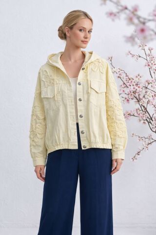 Sarı  İtalyan  Üstü  Çiçek Glaseli Kapşonlu Mont  Modeli Ceket