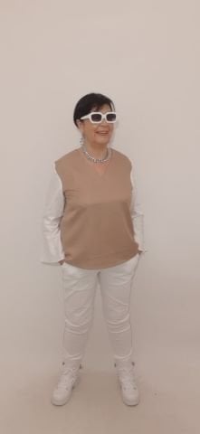 Camel Rengi  Kolları Volanlı Beyaz V Yaka  Bluz