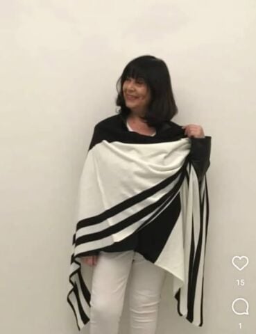 Siyah Beyaz Büyük Pelerin