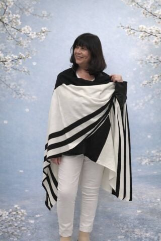 Siyah Beyaz Büyük Pelerin