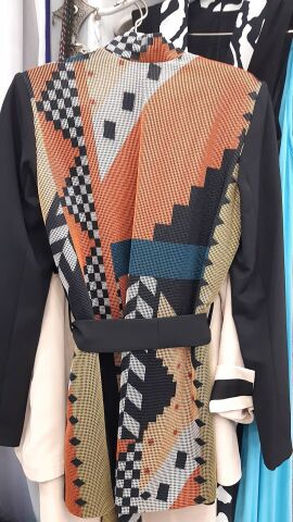 Siyah Arkası Ve Yakası Kilim Deseni Detaylı Dügmesiz Ceket